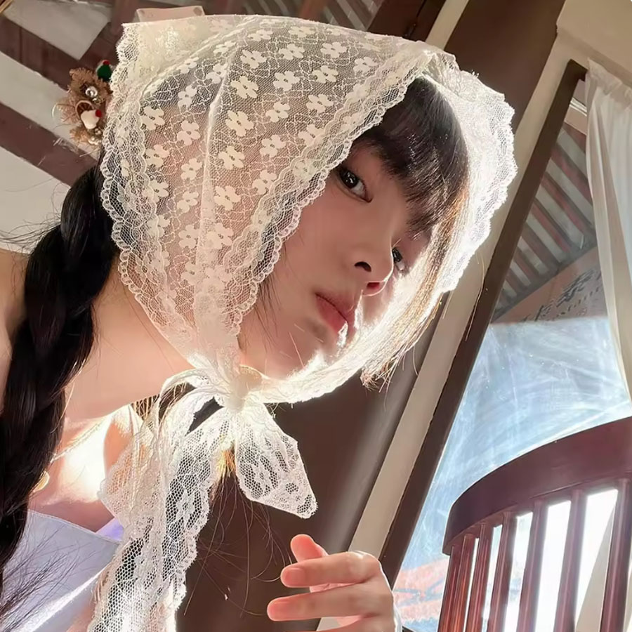 Women Accessories Photos - قطعة واحدة من وشاح الدانتيل المثلث