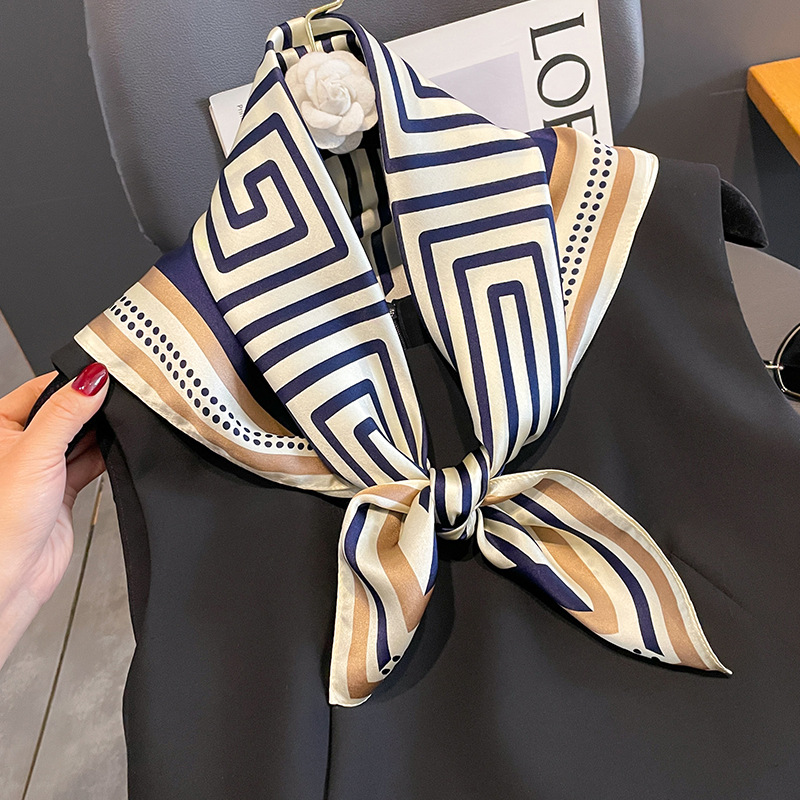 العلامة التجارية الفاخرة منديل - مراجعة Women Accessories Brands وسعره